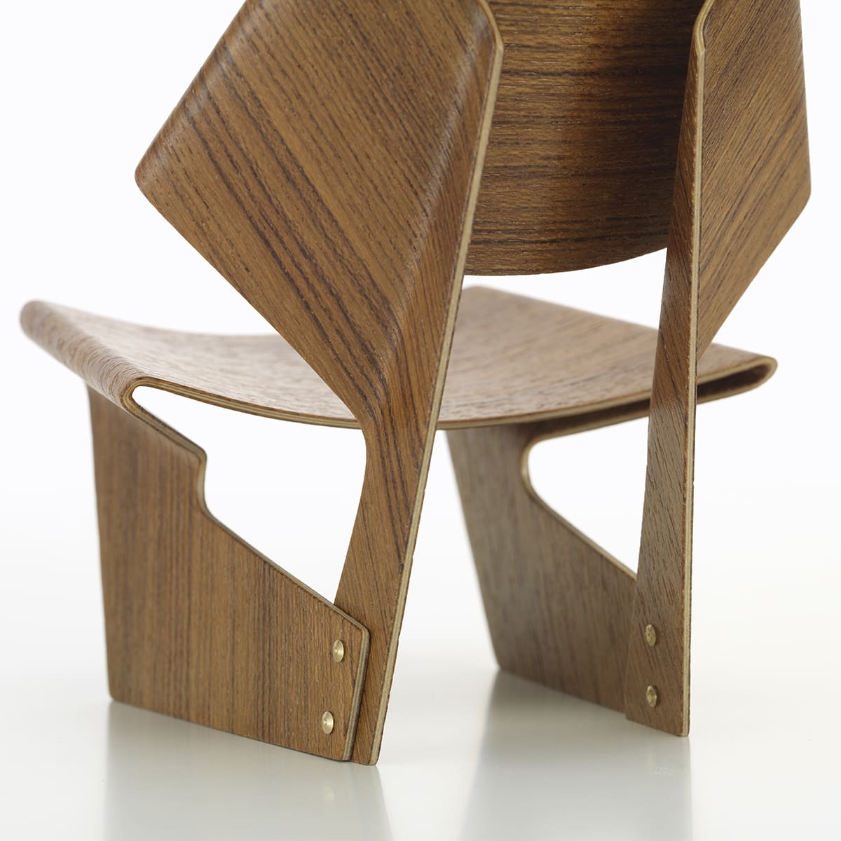 miniatura cadeira Laminated Chair Vitra 1200px amb01 2 deezign