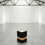 Luminária de mesa Inconfidência madeira, latão e vidro - Imagem 4