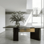 Mesa de Jantar Travessia madeira em shou sugi ban e latão - Imagem 5